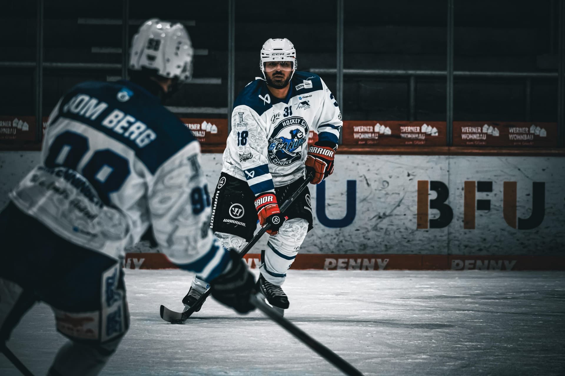 Spielzug über Nummer 18 im Aufbau
