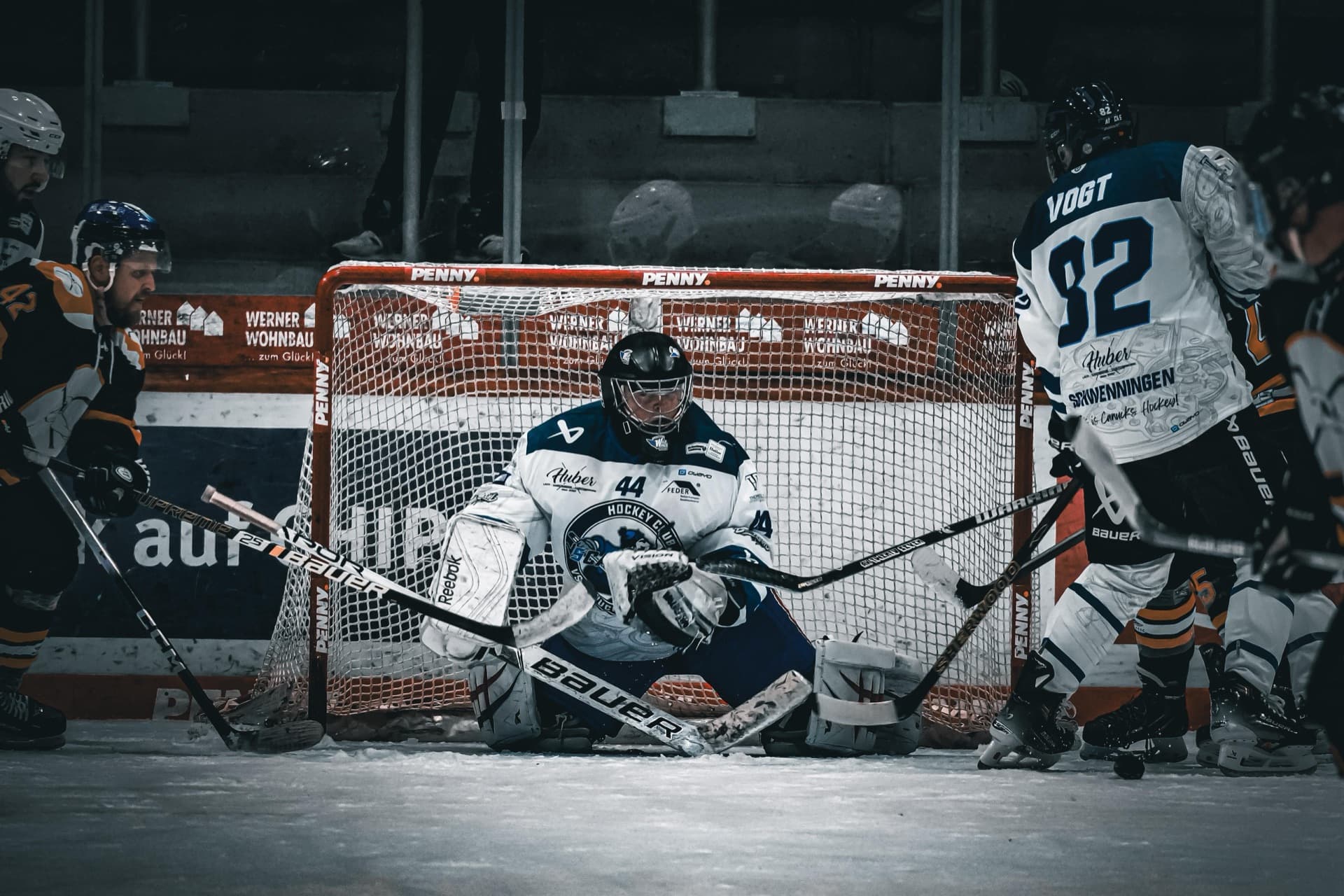 Torhüter der Canucks hält den Schuss im Getümmel