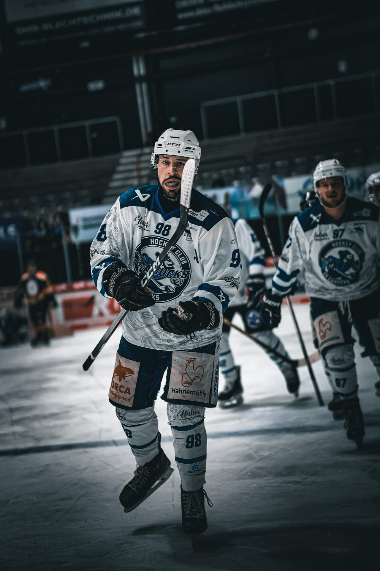Canucks-Spieler mit der Nummer 98 auf dem Weg über das Eis