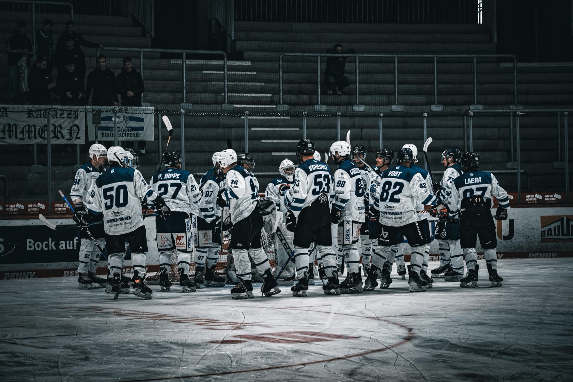 Teambesprechung der VS Canucks am eigenen Tor
